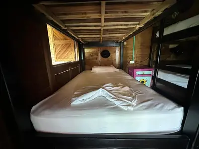 a bed in a small room in a bunk bed at Casa en el agua in Tintipan Island