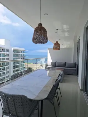a dining room with a table and chairs and the ocean at Lujoso apto con vista al mar en Morros Ultra in Cartagena de Indias