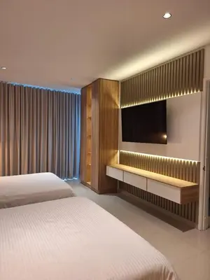 a hotel room with two beds and a flat screen tv at Lujoso apto con vista al mar en Morros Ultra in Cartagena de Indias