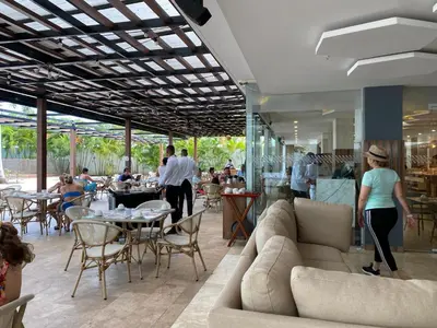 a restaurant with couches and tables and people eating at Apartamento con Salida al Mar en Condominio Turístico y Hotel Sonnesta Cartagena, in Cartagena de Indias