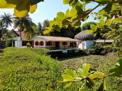 a house with a thatched roof and a yard at Cerca a Coveñas- Cabaña El Paraiso - Mar - Arena in San Antero