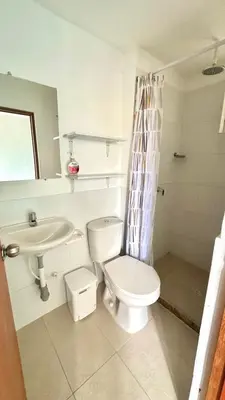 a bathroom with a toilet and a sink at Apartamento amoblado cerca al mar in Cartagena de Indias