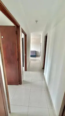 an empty hallway with a door and a tile floor at Apartamento amoblado cerca al mar in Cartagena de Indias