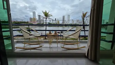 a balcony with two chairs and a table on a balcony at MR1-4G APARTAMENTO CERCA LA LAGO CON AIRE ACONDICIONADO Y WIFi in Cartagena de Indias