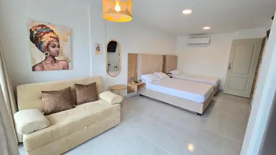 a bedroom with a bed and a couch at MR1-4G APARTAMENTO CERCA LA LAGO CON AIRE ACONDICIONADO Y WIFi in Cartagena de Indias