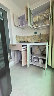 a kitchen with a desk and shelves with food at MR1-4G APARTAMENTO CERCA LA LAGO CON AIRE ACONDICIONADO Y WIFi in Cartagena de Indias