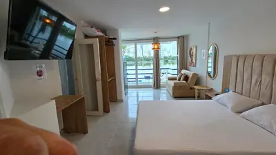 a bedroom with a bed and a living room at MR1-4G APARTAMENTO CERCA LA LAGO CON AIRE ACONDICIONADO Y WIFi in Cartagena de Indias