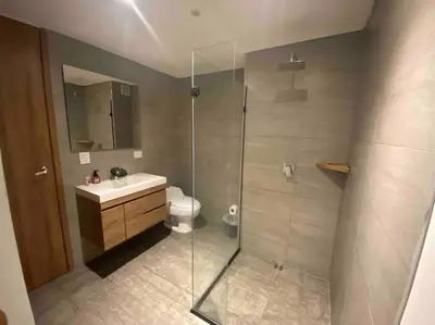 a bathroom with a shower and a sink and a toilet at Fantástico apartamento entero en el norte de la ciudad in Barranquilla