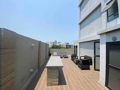 a patio with chairs and a table on a building at Fantástico apartamento entero en el norte de la ciudad in Barranquilla