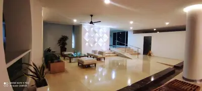 a living room with a couch and a table at exclusivo edificio con piscina en primera linea de playa in Cartagena de Indias
