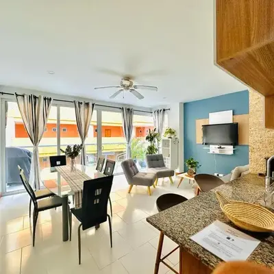 exclusivo edificio con piscina en primera linea de playa