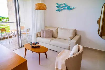 a living room with a couch and a table at Exclusivo Apartamento en Baia Kristal 1 hab in Cartagena de Indias