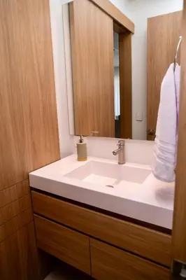 a bathroom with a white sink and a mirror at Exclusivo Apartamento en Baia Kristal 1 hab in Cartagena de Indias