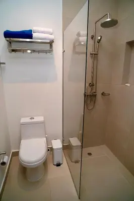 a bathroom with a toilet and a glass shower at Exclusivo Apartamento en Baia Kristal 1 hab in Cartagena de Indias