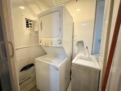 a small white kitchen with a washer and dryer at Apartamento Cartagena cerca a la playa in Cartagena de Indias