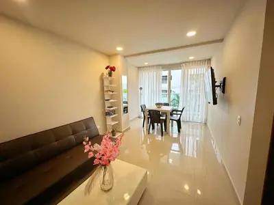 a living room with a couch and a table at Apartamento Cartagena cerca a la playa in Cartagena de Indias