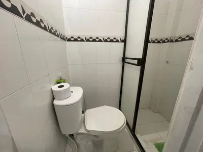 a small bathroom with a toilet and a shower at Espectacular apartamento de 4 alcobas en el Laguito in Cartagena de Indias