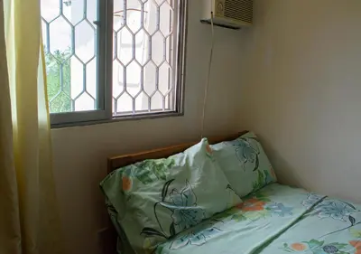 a bed in a room with a window at Alojamiento Familiar #4 - El mejor mar y playas in Puerto Viejo