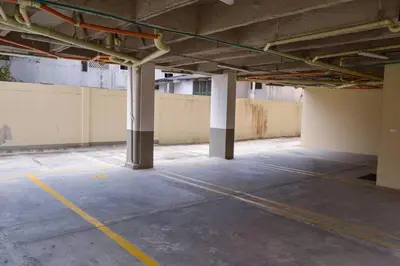 an empty parking lot in a parking garage at Confort en el norte de la ciudad in Ciudad Jardín