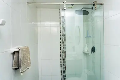 a bathroom with a shower with a glass door at Apartamento frente al mar, vista al centro de Cartagena in Cartagena de Indias