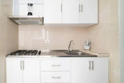 a kitchen with white cabinets and a sink at Apto Torre Primi Cerca a la Playa, Aeropuerto y al Centro in Cartagena de Indias