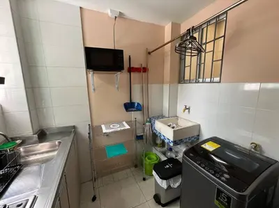 a small kitchen with a sink and a stove at Espectacular casa con parqueadero bien ubicada in Barranquilla