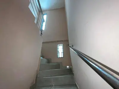 a staircase in a building with a window at Espectacular casa con parqueadero bien ubicada in Barranquilla