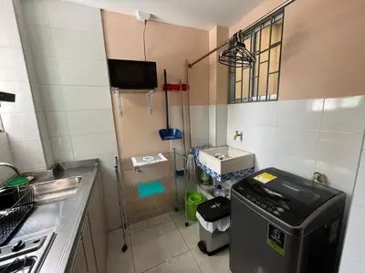a small kitchen with a sink and a stove at Espectacular casa con parqueadero bien ubicada in Barranquilla