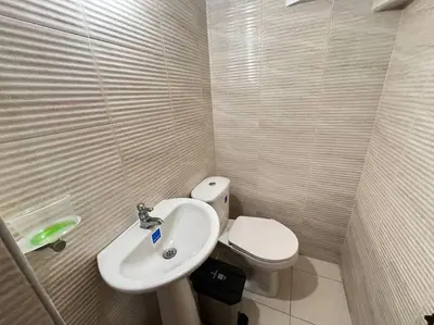 a bathroom with a white toilet and a sink at Espectacular casa con parqueadero bien ubicada in Barranquilla