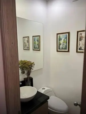a bathroom with a sink and a toilet and a mirror at Cartagena Espectacular apartamento en bocagrande in Cartagena de Indias