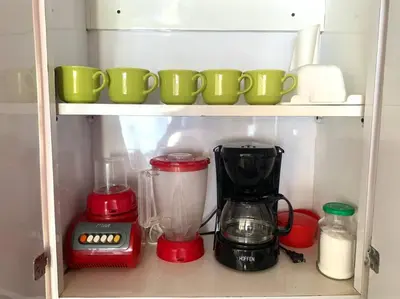 a shelf with a blender and cups on it at Moderno hospedaje privado con piscina in Cartagena de Indias