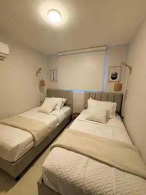 two beds in a small room with at Apartamento La Plazuela Barranquilla in Barranquilla