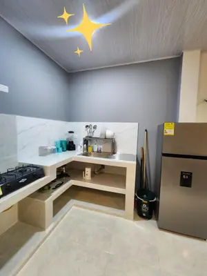 a kitchen with a sink and a refrigerator at Hospedaje Saray Sofia in Coveñas