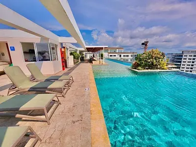a swimming pool on the roof of a building at Dominique 1101 - Espectacular Apto con Jacuzzi in Cartagena de Indias