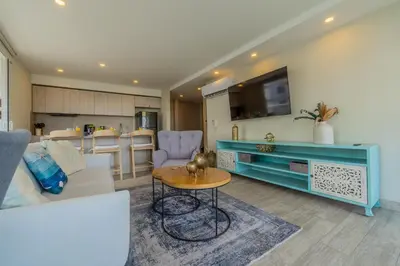 a living room with a couch and a table at Dominique 1101 - Espectacular Apto con Jacuzzi in Cartagena de Indias