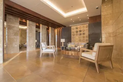 a lobby with chairs and a table in a building at New Apartment With 1 Bedroom In H2 in Cartagena de Indias