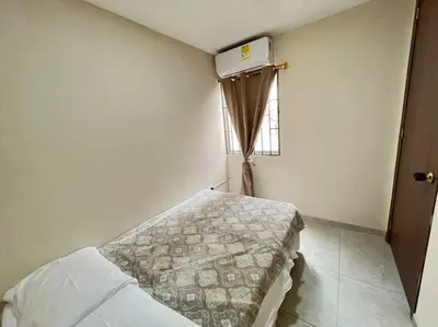 a small room with a bed and a window at Hermosa casa con parqueadero en excelente ubicación in Barranquilla