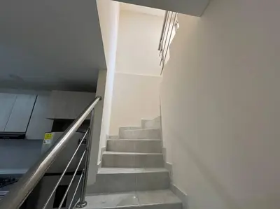 a stairway in a building with a stair case at Hermosa casa con parqueadero en excelente ubicación in Barranquilla
