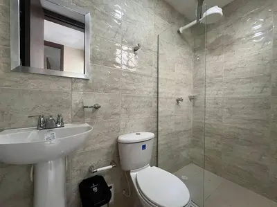 a bathroom with a toilet and a sink and a shower at Hermosa casa con parqueadero en excelente ubicación in Barranquilla