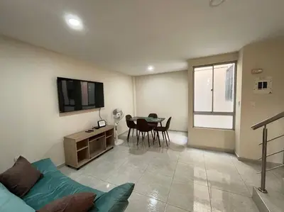 a living room with a couch and a table and a television at Hermosa casa con parqueadero en excelente ubicación in Barranquilla