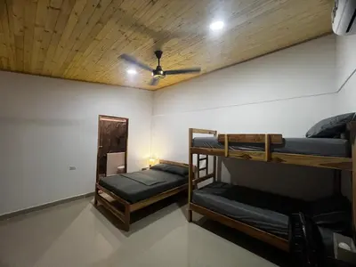 a room with two bunk beds and a ceiling at Cabaña OtraParte in Rincón