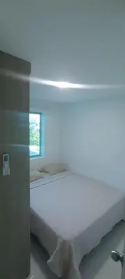 a white bed in a room with a window at CARTAGENA CONFORT APARTAMENTO NUEVO y COMPLETO in Cartagena de Indias