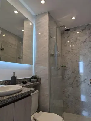 a bathroom with a shower and a toilet and a sink at Apartamento con 3 habitaciones y Vista al Mar in Cartagena de Indias