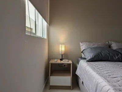 a bedroom with a bed and a table with a lamp at Apartamento con 3 habitaciones y Vista al Mar in Cartagena de Indias