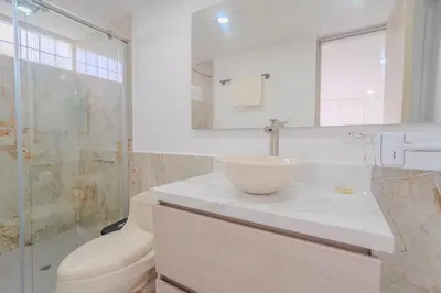 a bathroom with a sink and a toilet and a shower at lujoso apartamento familiar frente al mar in Cartagena de Indias