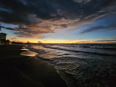 a view of the beach at sunset at Cabaña Sol y Mar 2 in Coveñas
