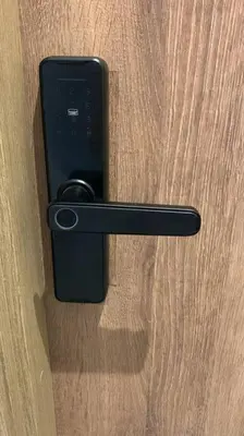 a black door handle on a wooden door at Apto playa Alojamiento en Cartagena in Cartagena de Indias