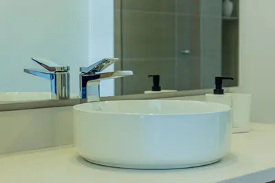 a white sink in a bathroom with a mirror at APARTAMENTO EN CARTAGENA CON SALiDA DIRECTA A LA PLAYA in Cartagena de Indias