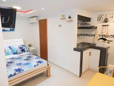a small room with a bed and a kitchen at Studio Nurita Boston in Barranquilla