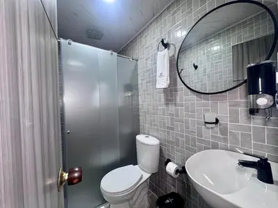 a bathroom with a shower and a toilet and a sink at Hospedaje Casa Rueda in Barranquilla